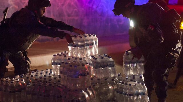 Elementos de la Gendarmería entregando víveres a los afectados por el paso del huracán Odile en BCS. Foto: Guillermo Perea / Cuartoscuro.