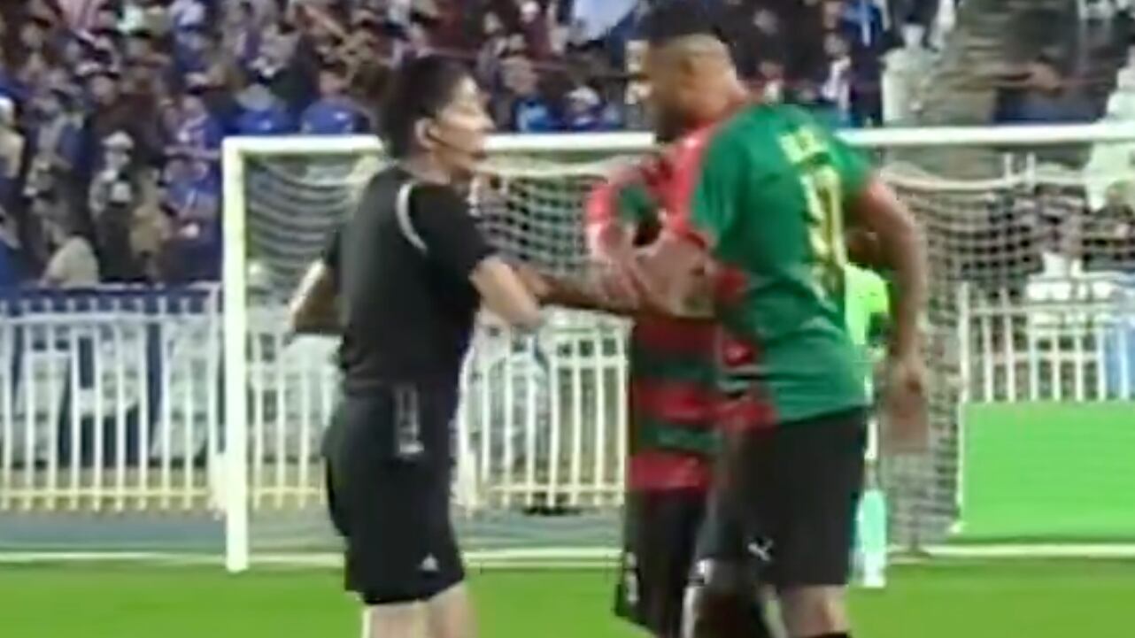 Captan agresión de un jugador a una árbitra; le dio un cabezazo y le manoteó