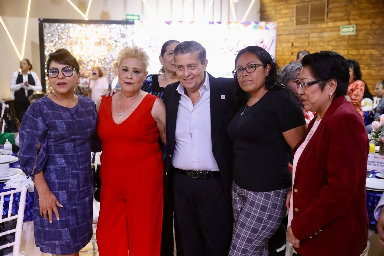 Giovani Gutiérrez con comerciantes de Coyoacán