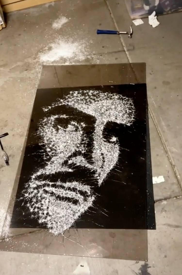 Retrato en vidrio de Vicente Fernández