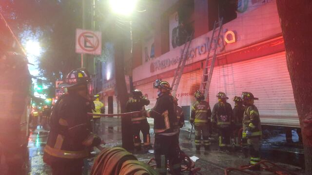 Incendio en Plaza de la Tecnología en la CDMX deja 4 locales totalmente quemados