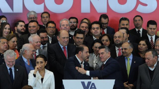 Marko Cortés, líder del PAN y Alejandro Moreno, presidente nacional del PRI, se dan la mano durante el evento.