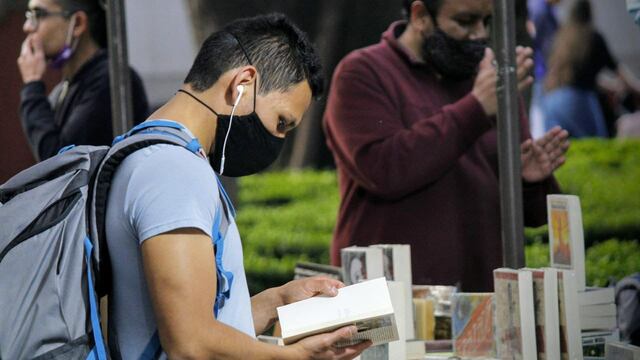 Hombre leyendo en el Festival del Libro y la Cultura “Cantos”