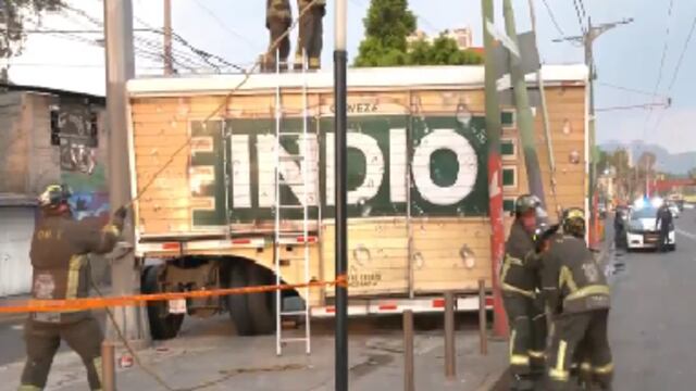 Un camión de cerveza perdió el control y tiró postes de luz y del C5 en Iztapalapa