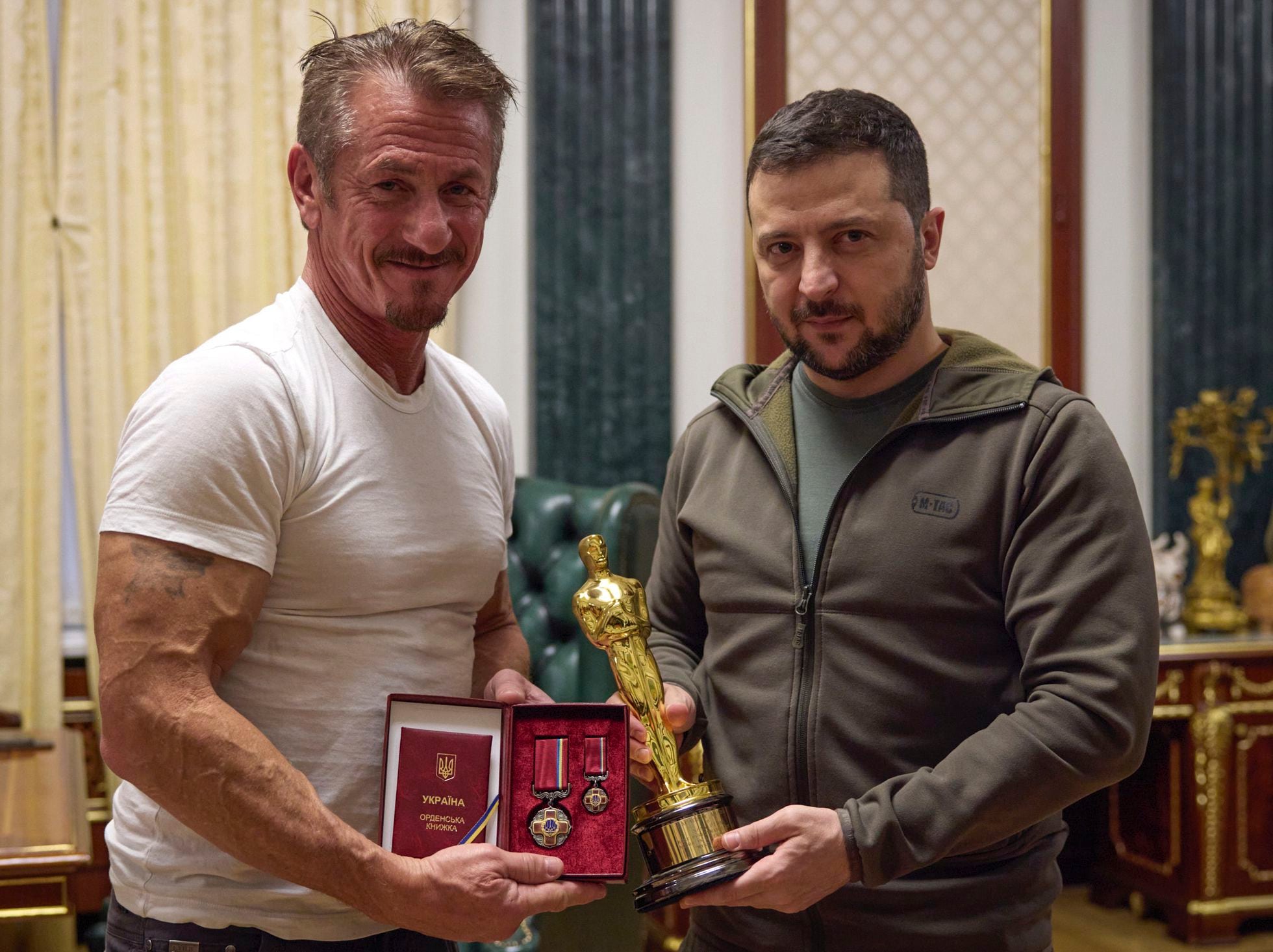 Sean Penn regala Oscar a Volodímir Zelenski