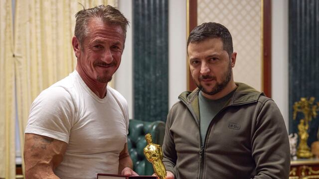 Sean Penn regala Oscar a Volodímir Zelenski