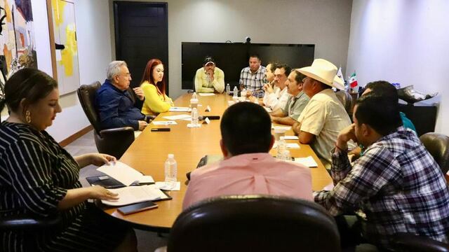 Rubén Rocha en reunión con cooperativas pesqueras