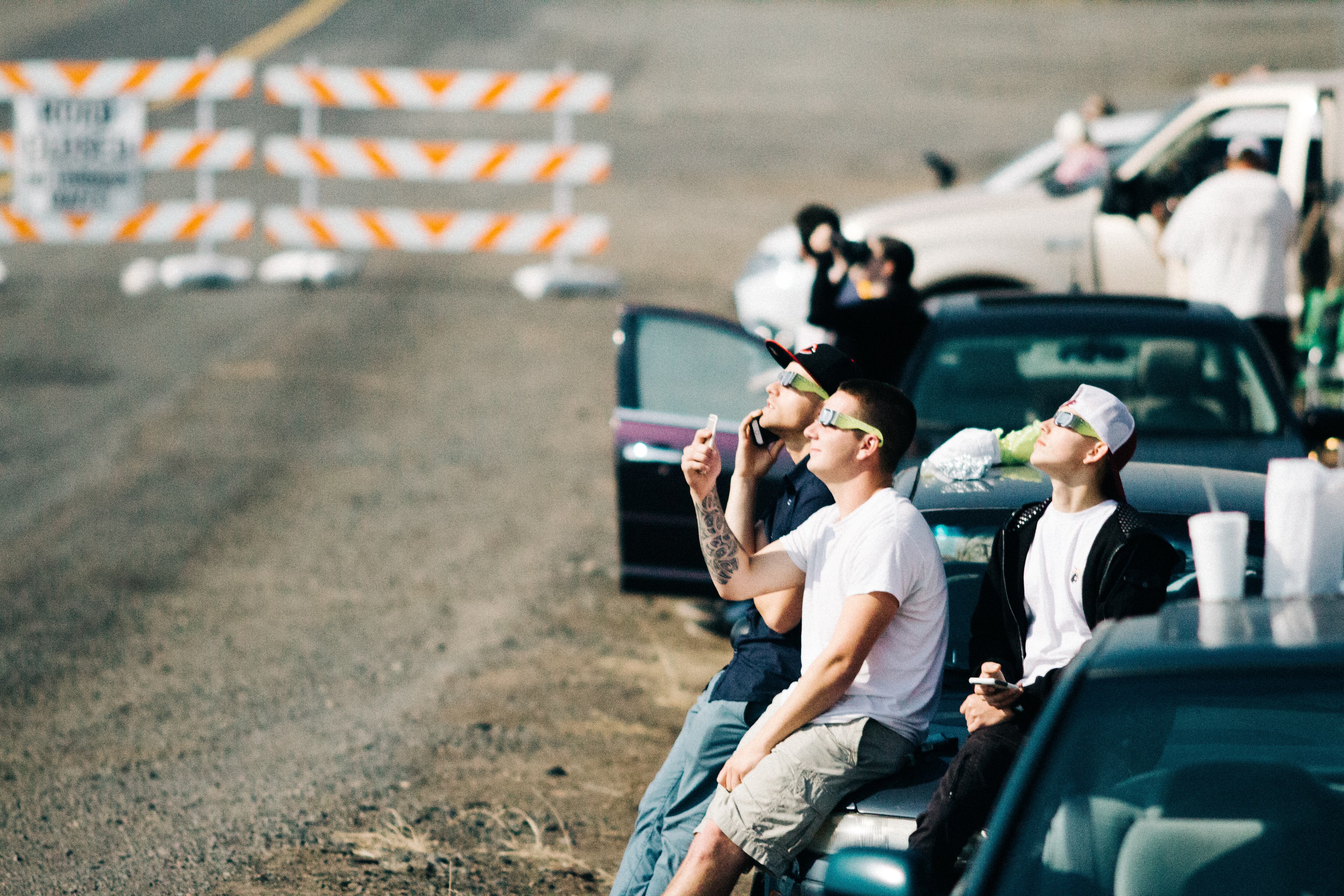 Personas viendo un eclipse