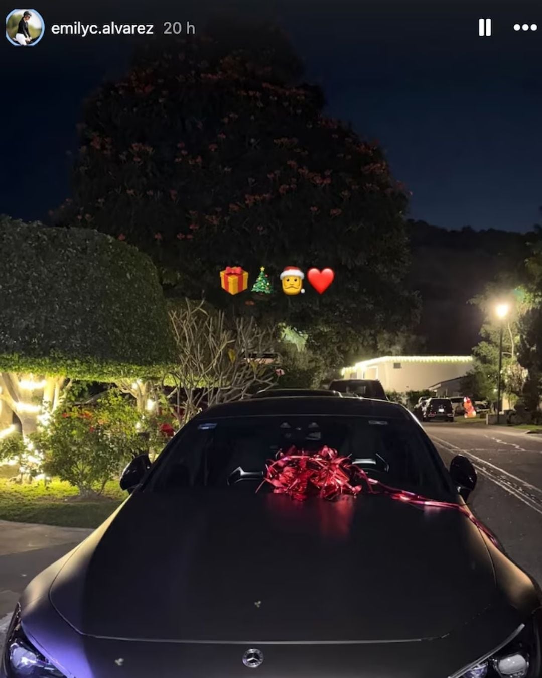 El lujoso carro de Emily Álvarez