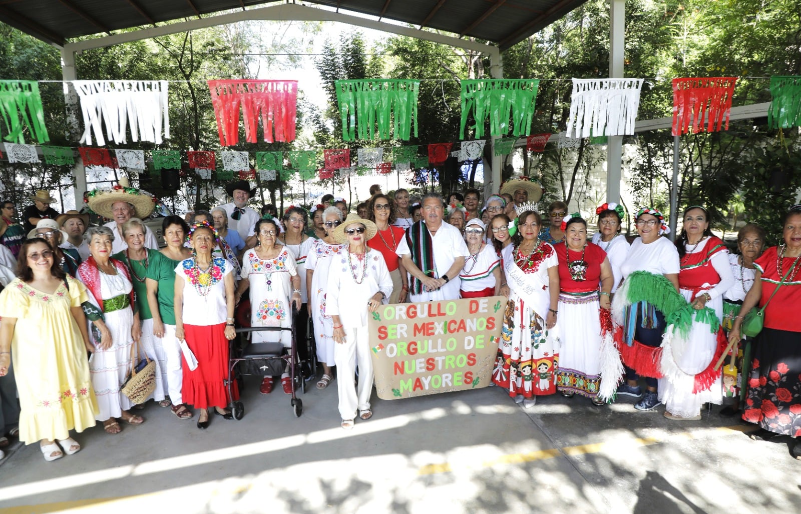 Adultos mayores de la Casa Club de Escobedo realizan desfile patrio.