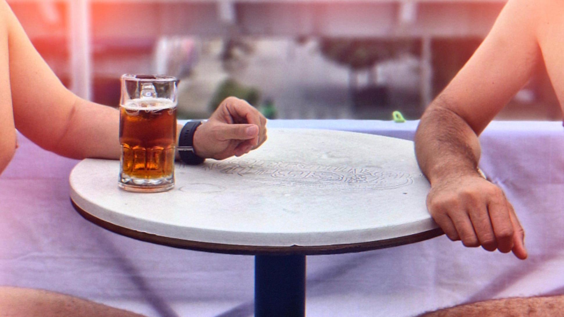 Cafetería nudista en Guadalajara enciende el debate en redes