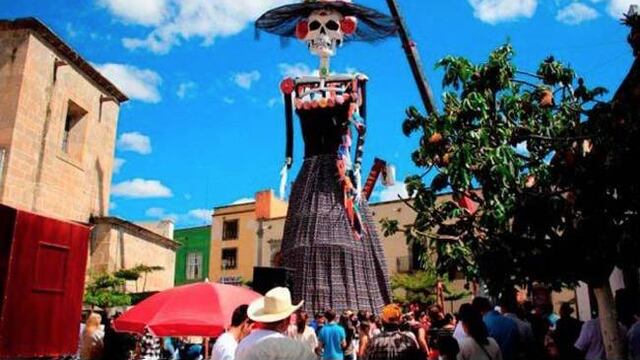 La escultura que hace honor a la muerte, fue elaborada con alambrón, decorada por grandes flores y un sombrero de cinco metros de diámetro, el cual fue montado sobre una estructura de calavera de tres metros de diámetro.
