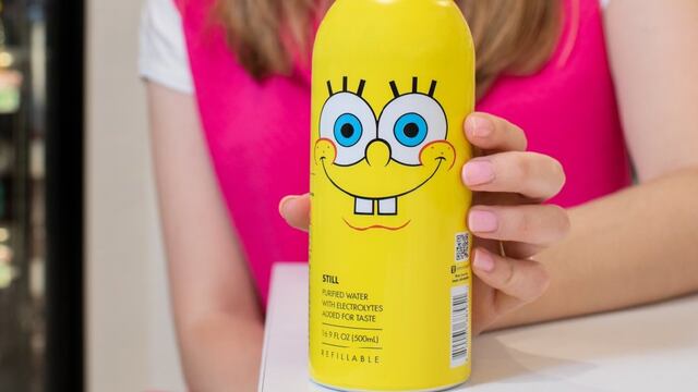 Precio de la viral botella de Bob Esponja con 3 personajes que encuentras en 7 Eleven