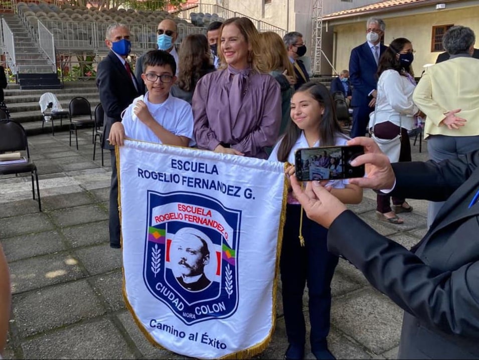 Beatriz Gutiérrez con estudiantes en Costa Rica/Facebook