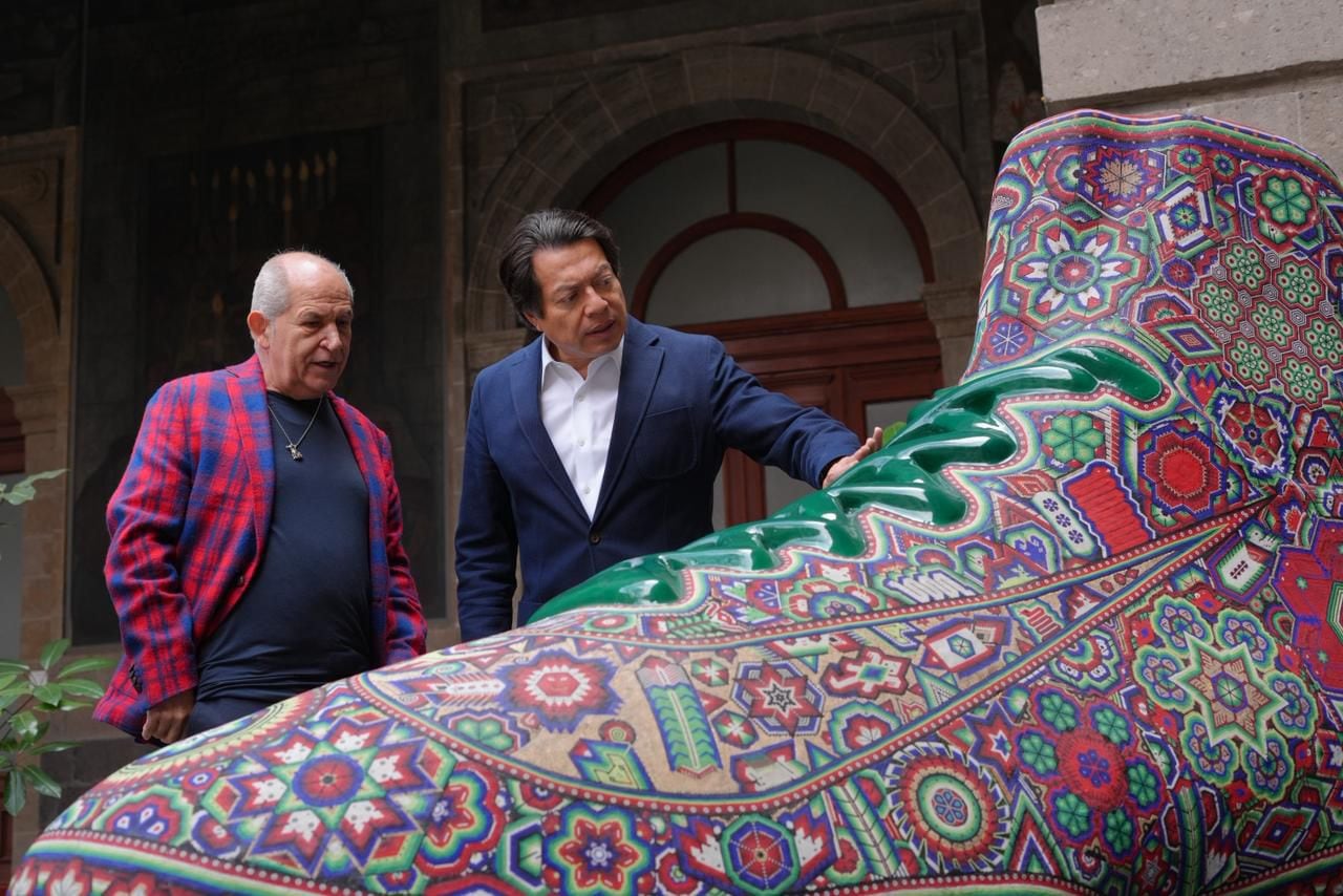 Mario Delgado invita a ver arte wixárika de César Menchaca en CDMX.