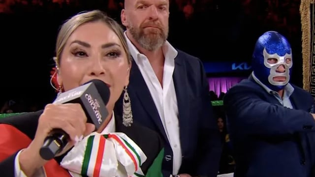 Deyra Barrera se equivoca en el Himno Nacional en el WWE vs AAA y la cara del hijo de Blue Demon es oro