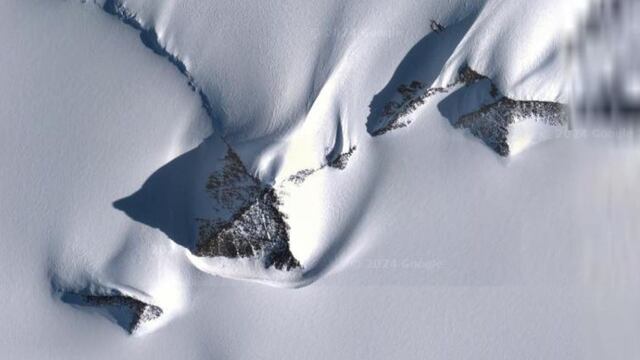 Pirámide en la Antártida