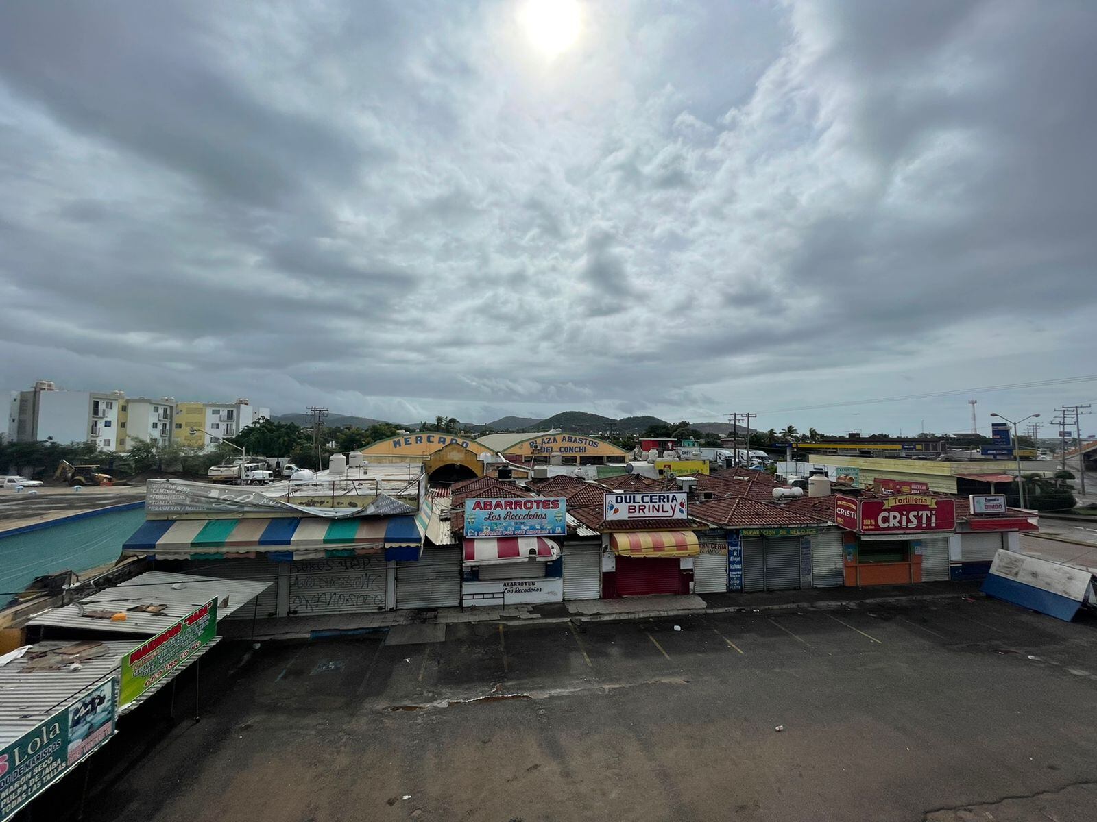 Colonias de Mazatlán sin luz por huracán Pamela