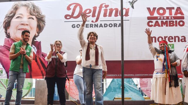 Delfina Gómez, candidata a la gubernatura del Estado de México, por la coalición “Juntos Hacemos Historia en el Estado de México” durante su segundo día de campaña en la plaza Insurgentes en Ocoyoacac.