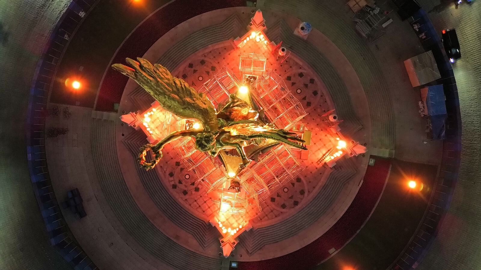 CDMX ilumina edificios y monumentos por el 25N