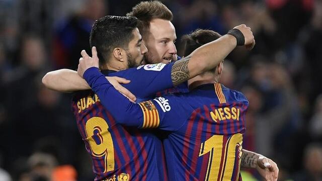 Suárez festaj junto a Rakitic y Messi.