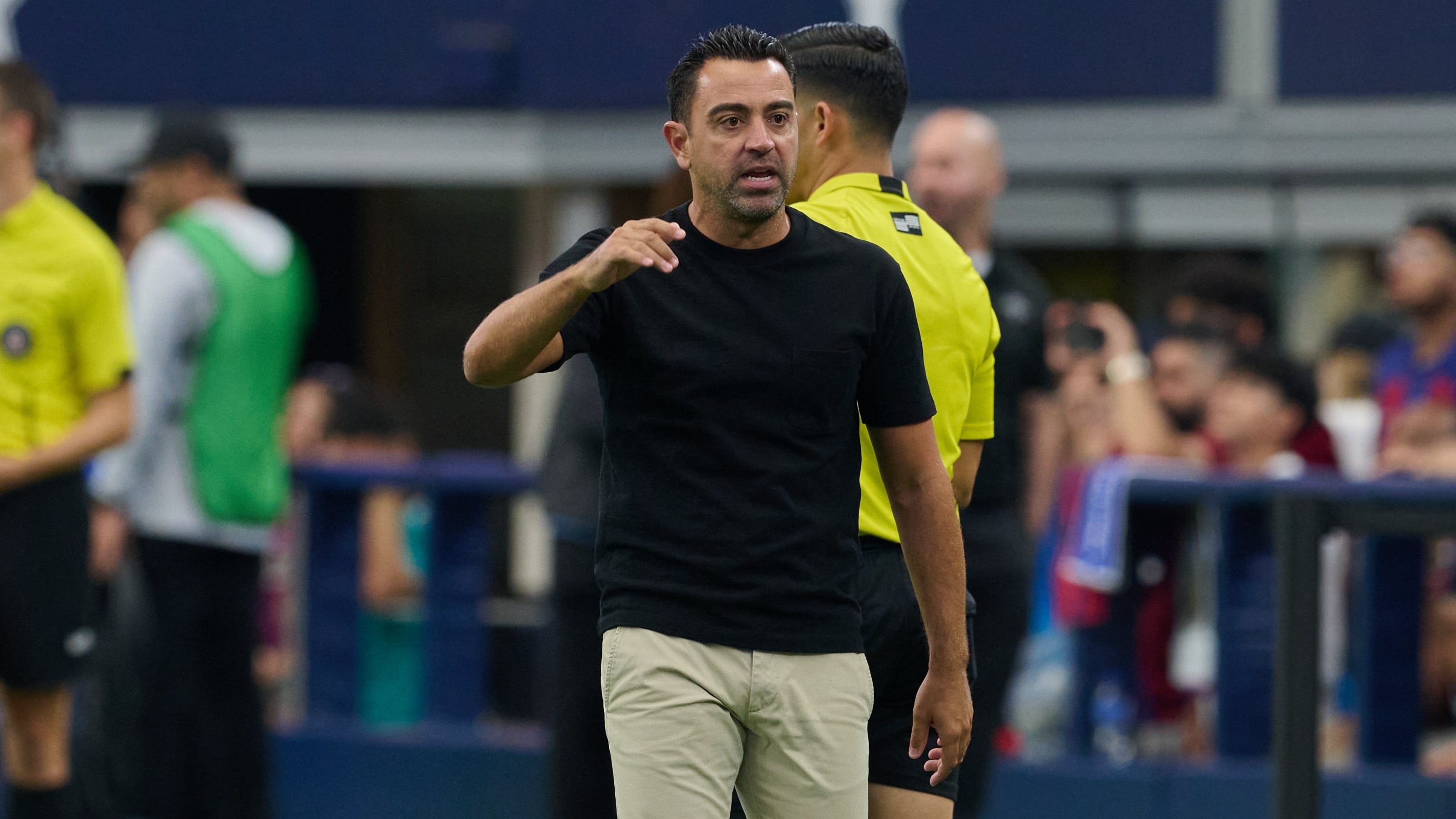 Xavi Hernández podría dirigir al AC Milan de Santiago Giménez.