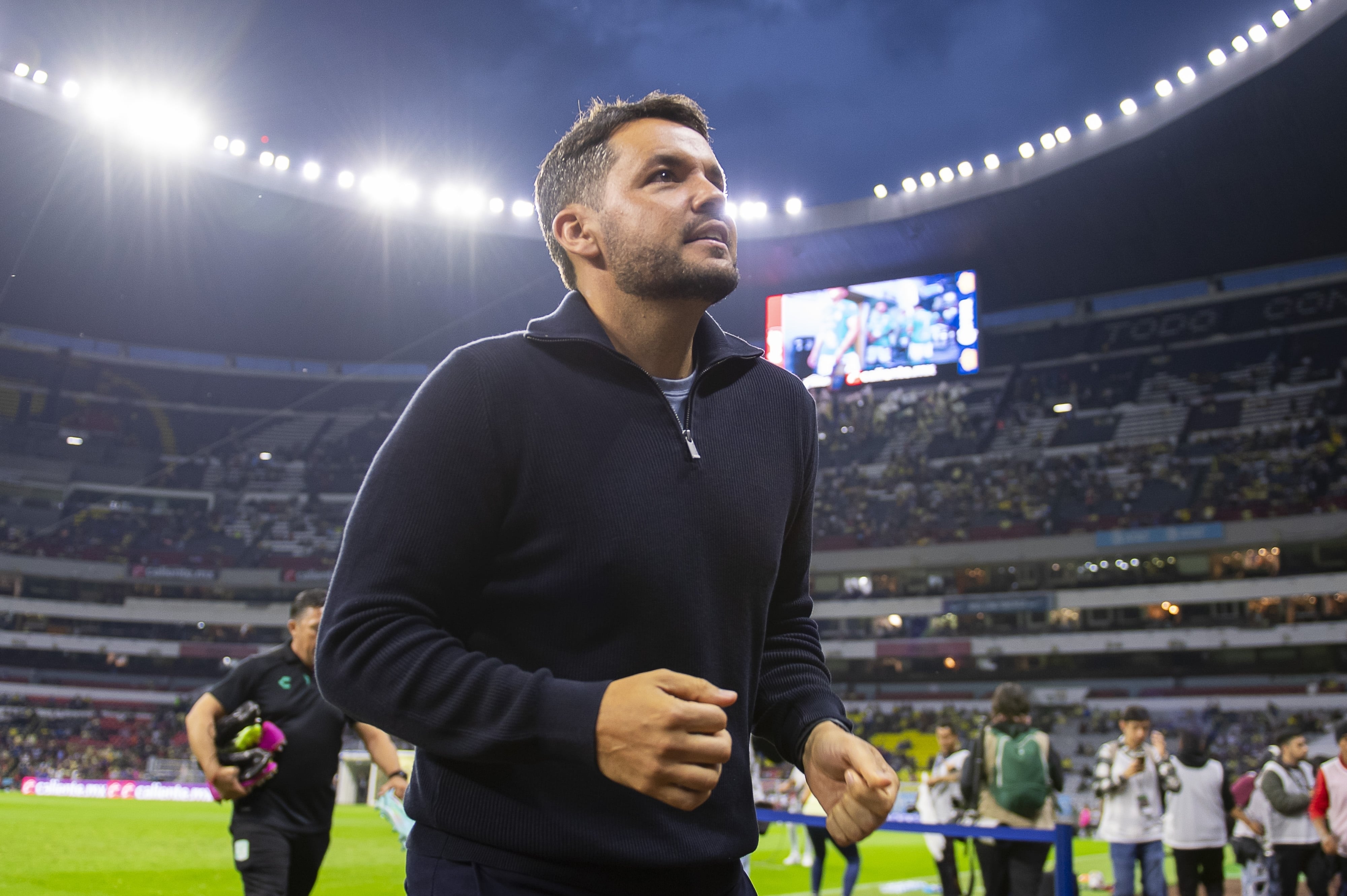 Nicolás Larcamón en el Estadio Azteca.
