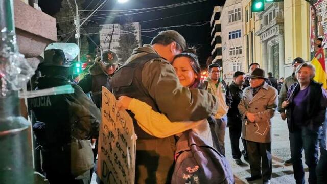 Bolivia. Emotivo abrazo entre manifestante y policía.