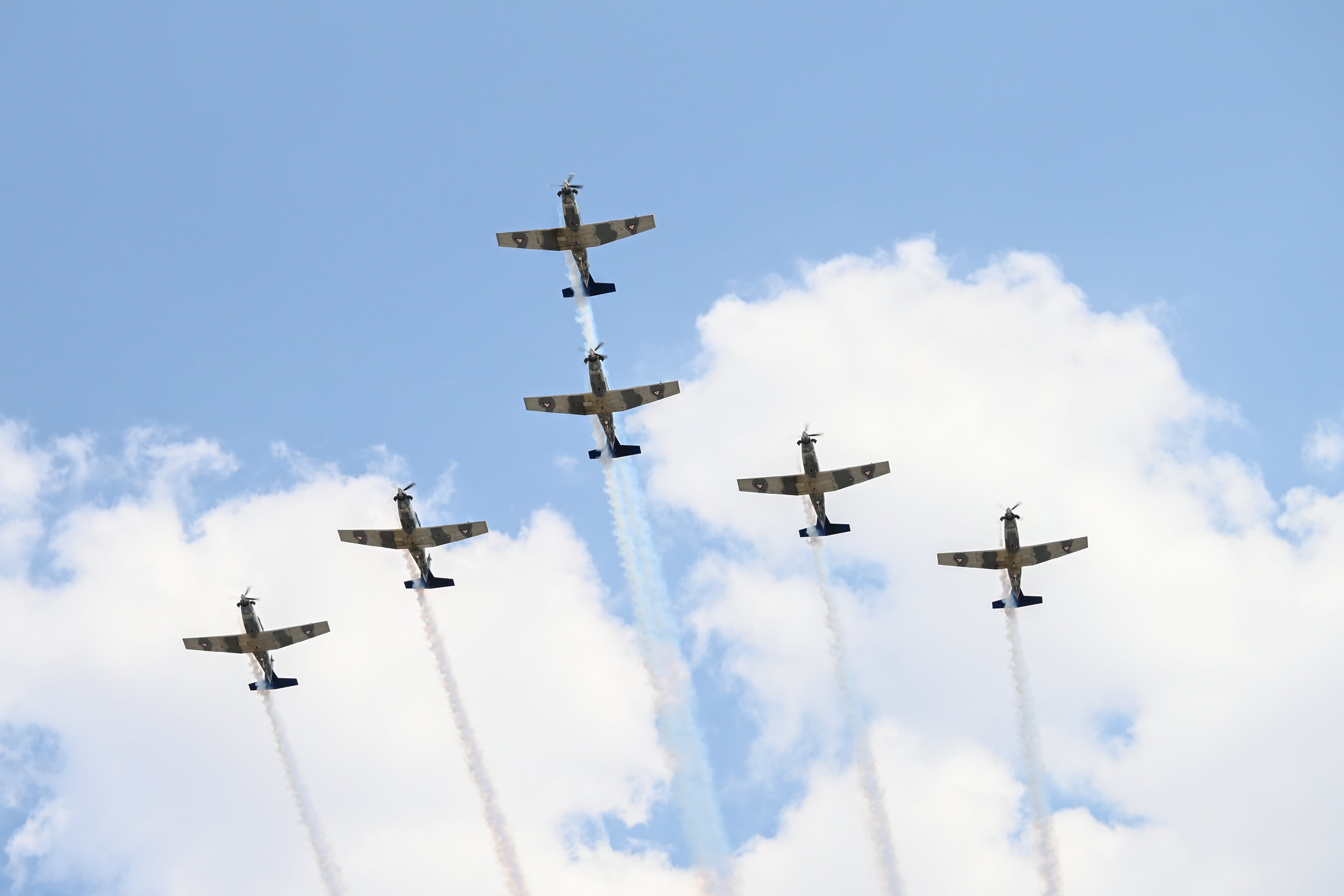 Formación de las "Águilas Aztecas" a bordo de aviones T-6C Texan II