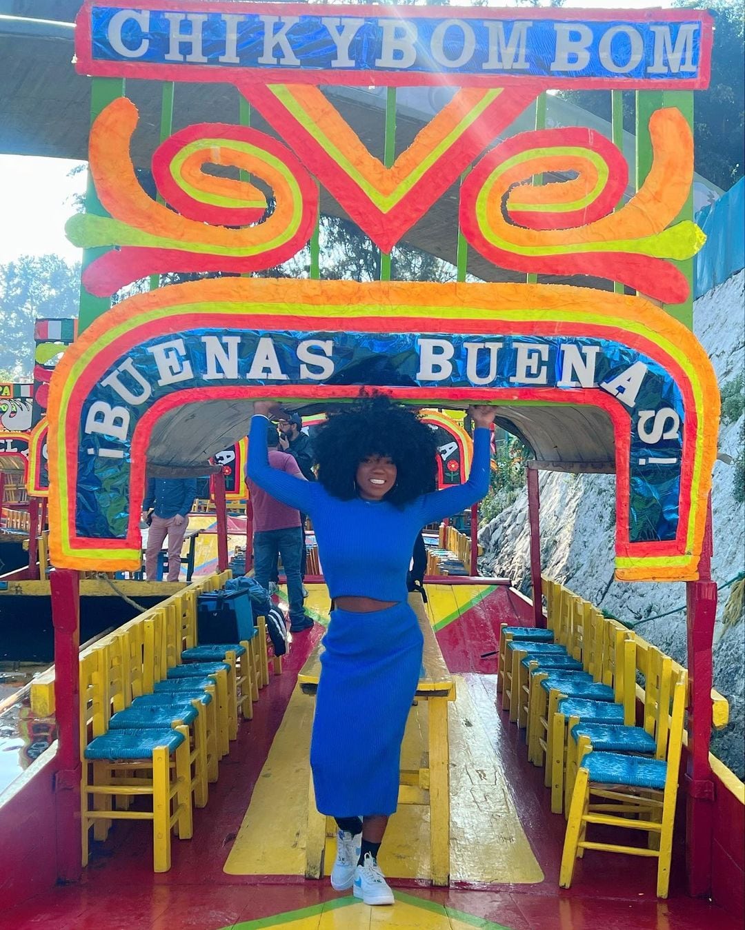 Chiky Bombom es recibida en México con una trajinera personalizada.