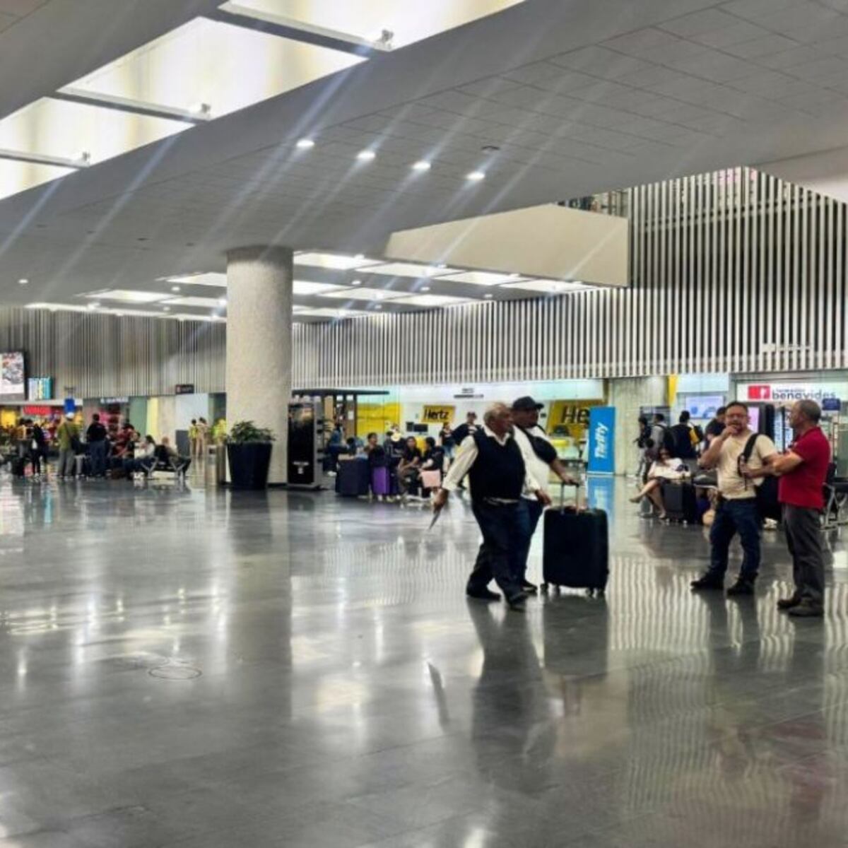¿Tienes vuelo hoy? La lluvia provoca retrasos en el AICM