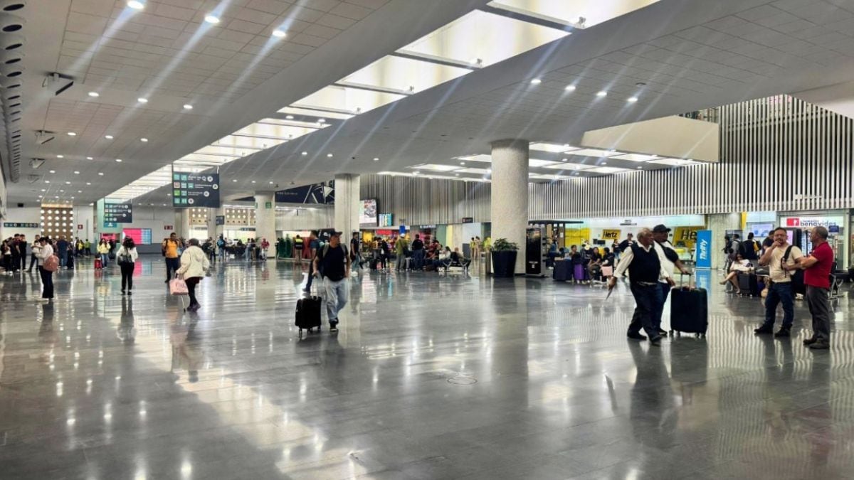 ¿Tienes vuelo hoy? La lluvia provoca retrasos en el AICM