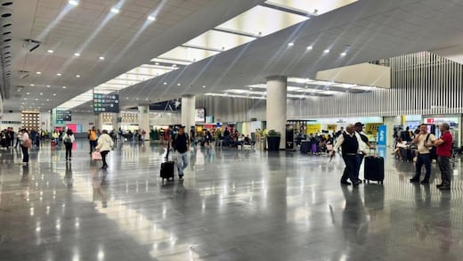 ¿Tienes vuelo hoy? La lluvia provoca retrasos en el AICM