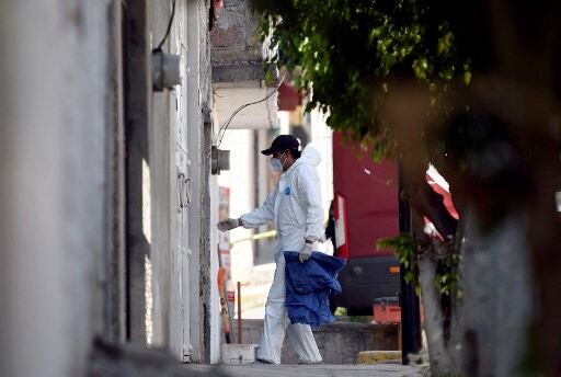 Un forense entra a la casa del feminicida de Atizapán