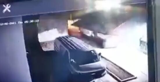 Captura de video de la camioneta con tumbaburros utilizada para el escape de 9 reos en Tula, Hidalgo