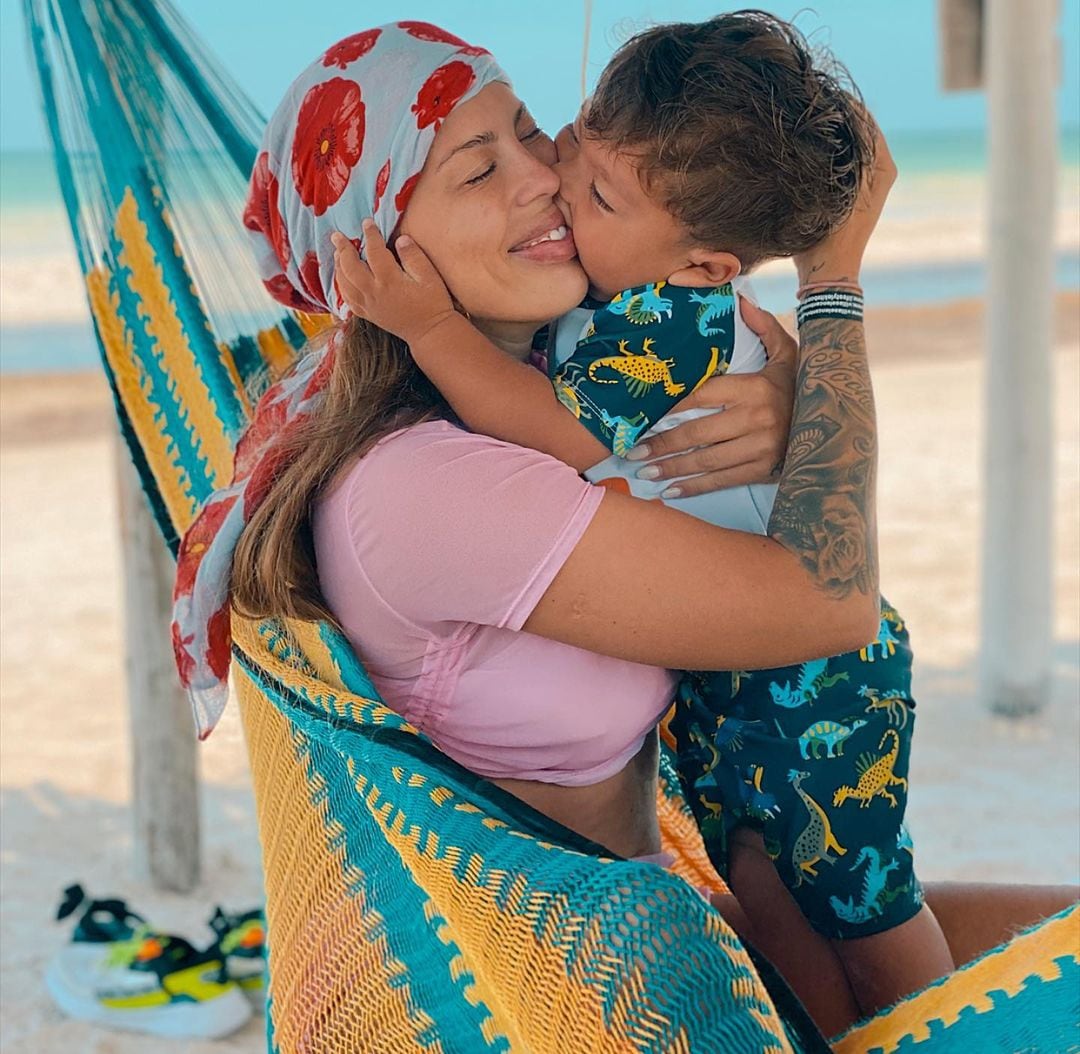 Camy G con su hijo Santino.