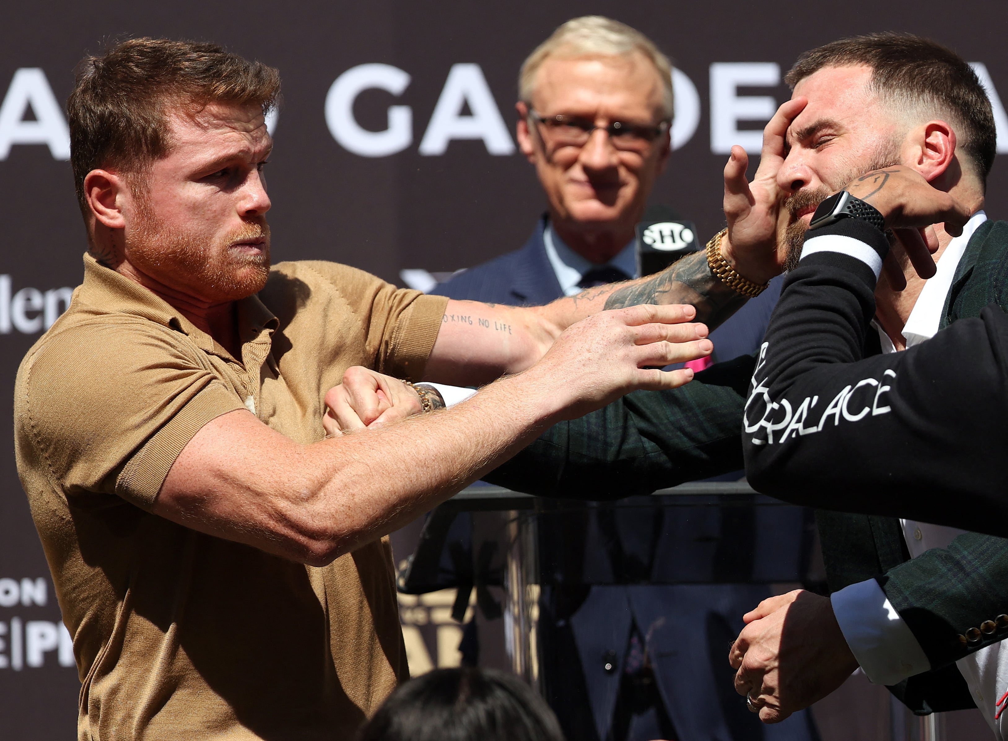 CANELO Y CALEB PLANT SE FUERON A LOS GOLPES