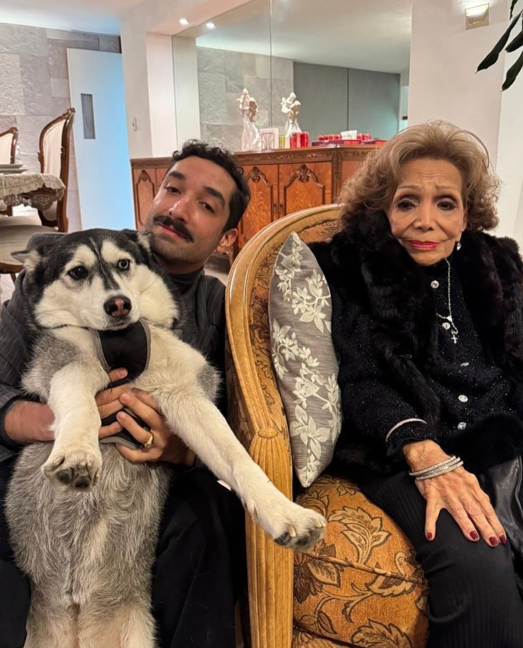 María Victoria reaparece rodeada de su familia a los 97 años de edad