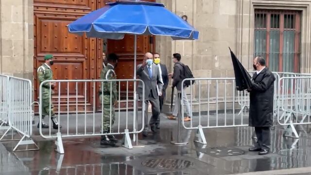 Carlos Slim sale de reunión con AMLO luego de tres horas