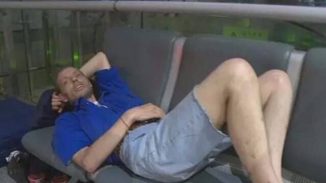 Hombre espera a su cita