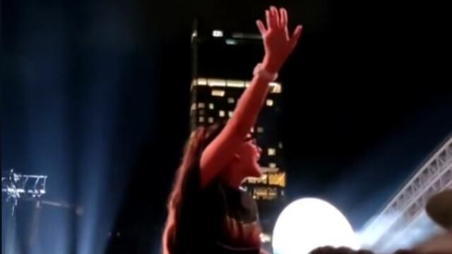 Joven buscando a su novio en concierto de Coldplay