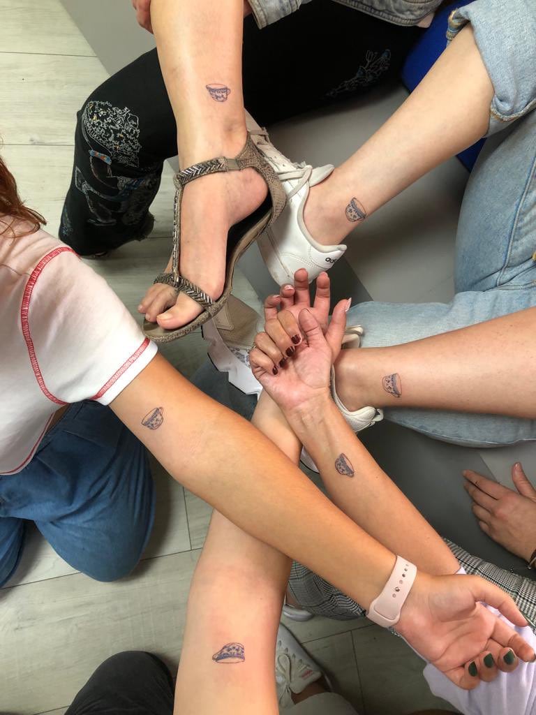Nietas tatuadas parta recordar a su abuela por siempre
