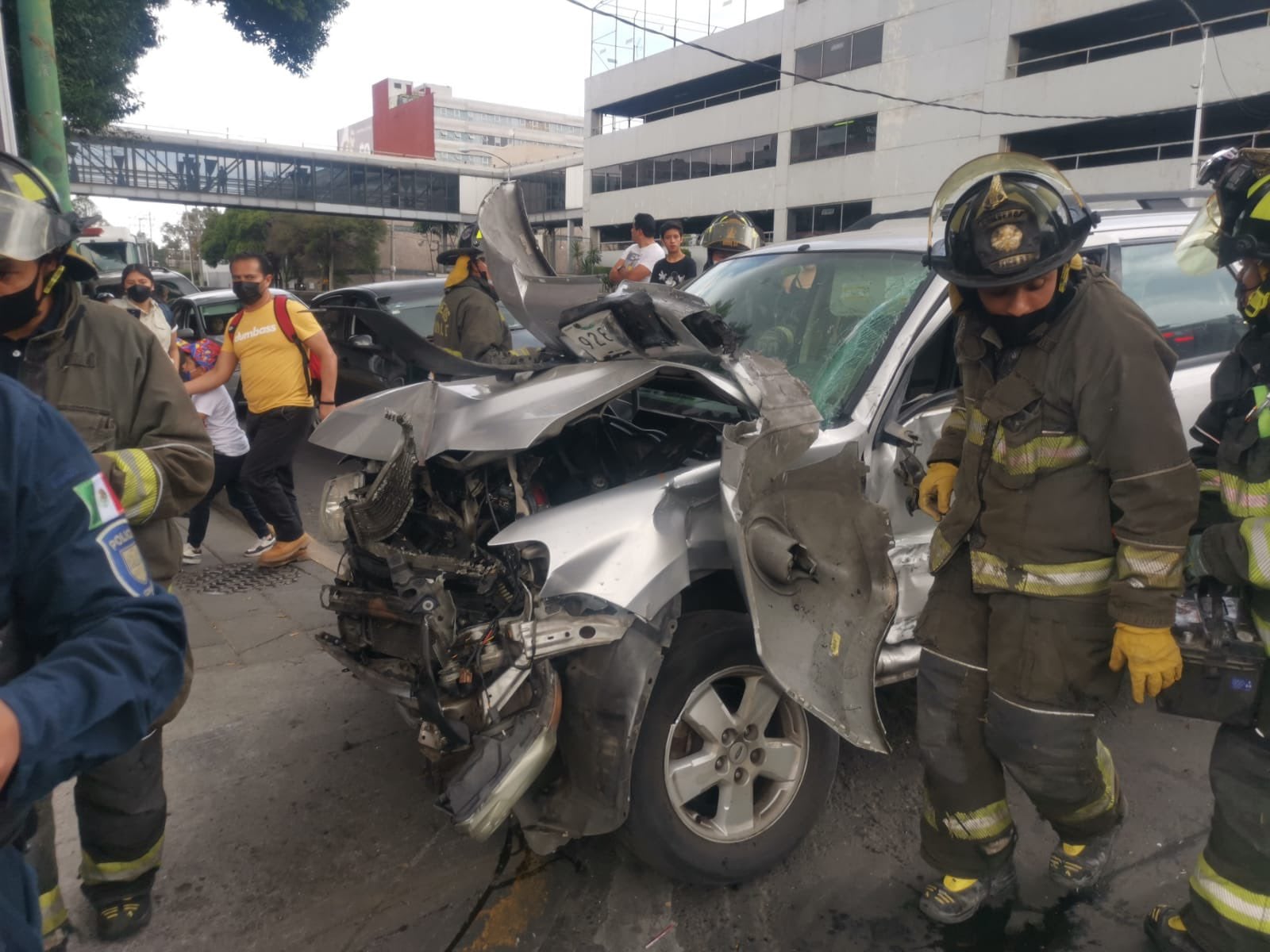 Patrulla la choca y deja prensada en su auto en la CDMX