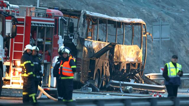 Autobus en Bulgaria se incendia y deja 46 muertos
