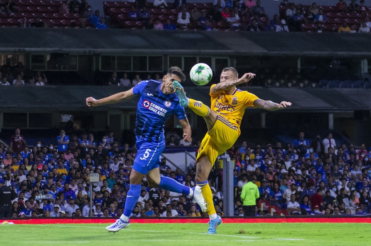 Nicolás López de Tigres, golpea a Luis Abram de Cruz Azul
