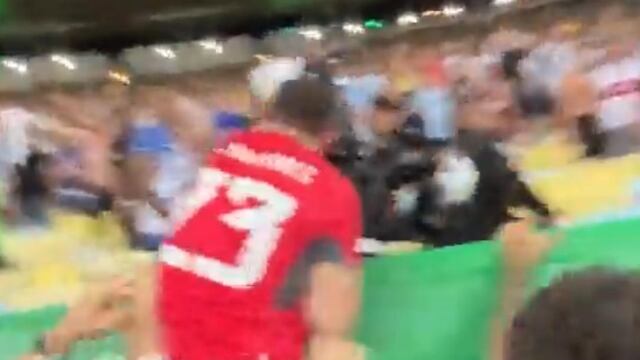 El Dibu Martínez agredió a un policía previo al Brasil vs Argentina.