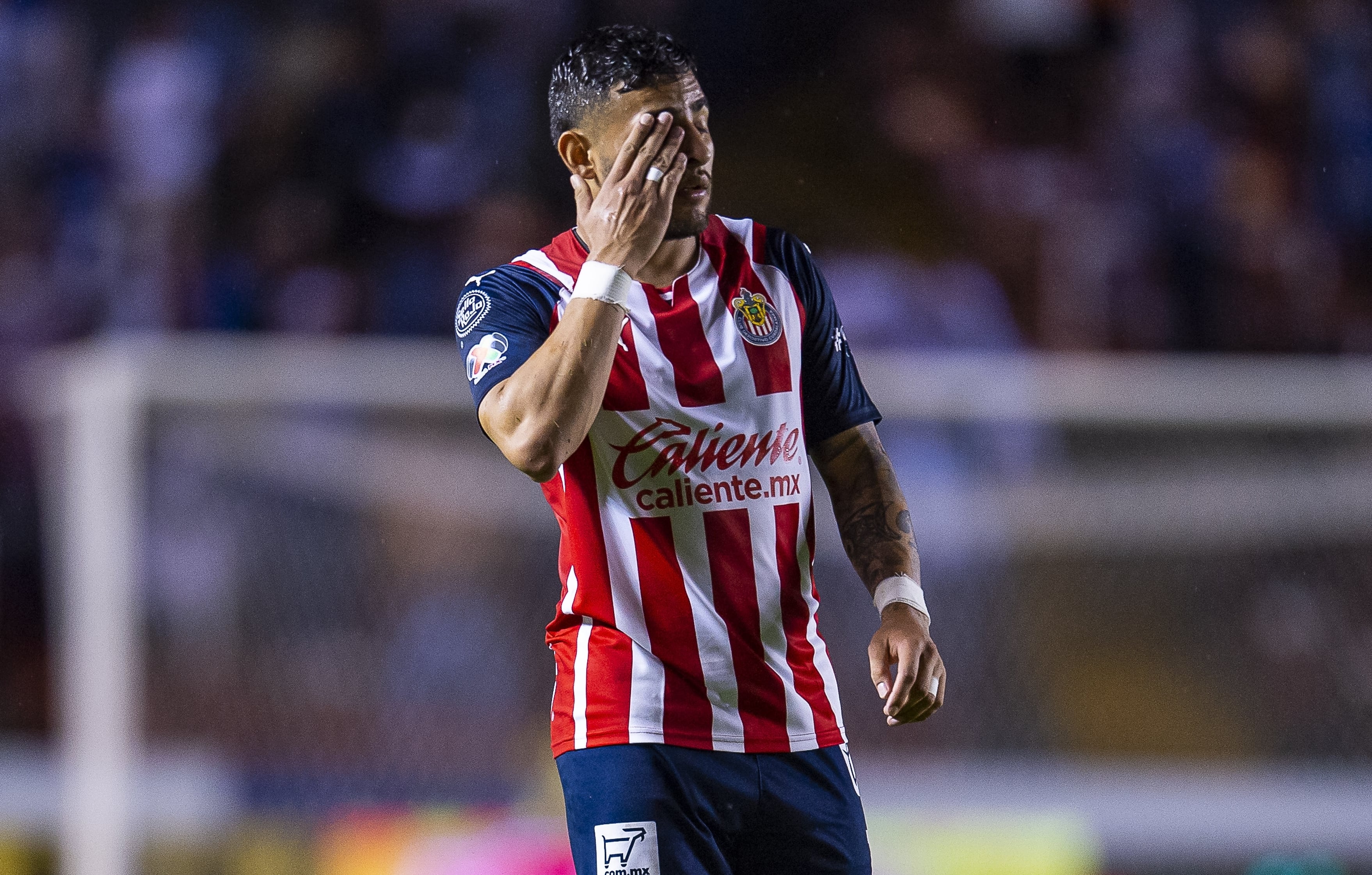 Alexis Vega en un partido de Chivas
