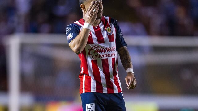 Alexis Vega en un partido de Chivas
