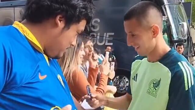 Piojo Alvarado firma playera del América