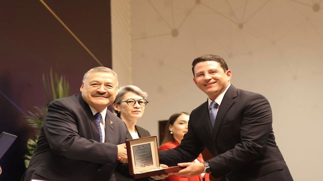 Oliverio Tijerina recibe la Medalla al Mérito Ciudadano en la UANL.